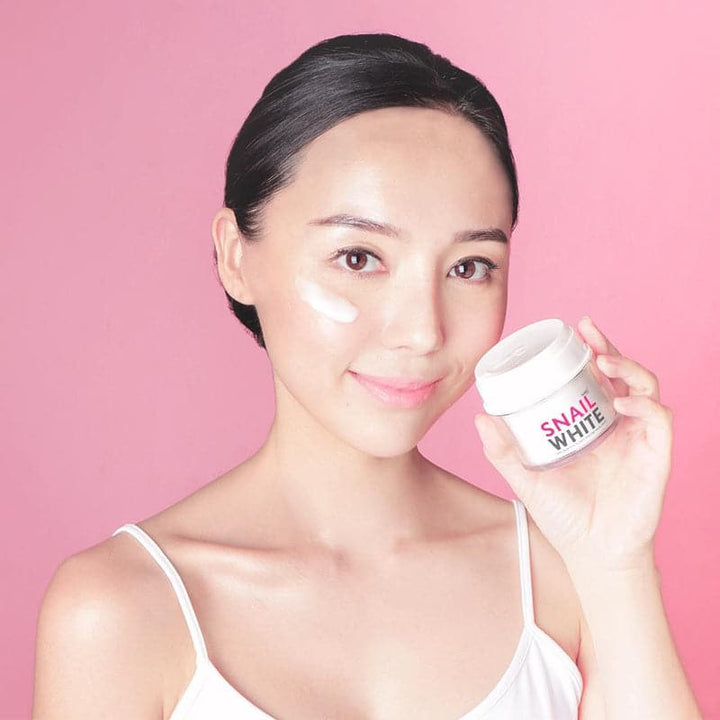 SNAILWHITE Moisture Facial Cream Model